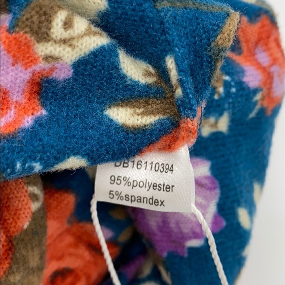 DE Collection Infinity Scarf  - Picture 6 of 6